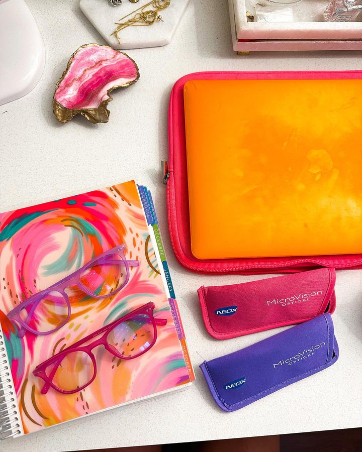 ブルーライトカットメガネ型ルーペの商品画像。スマートフォンの使用とメラトニン分泌の関係を表現