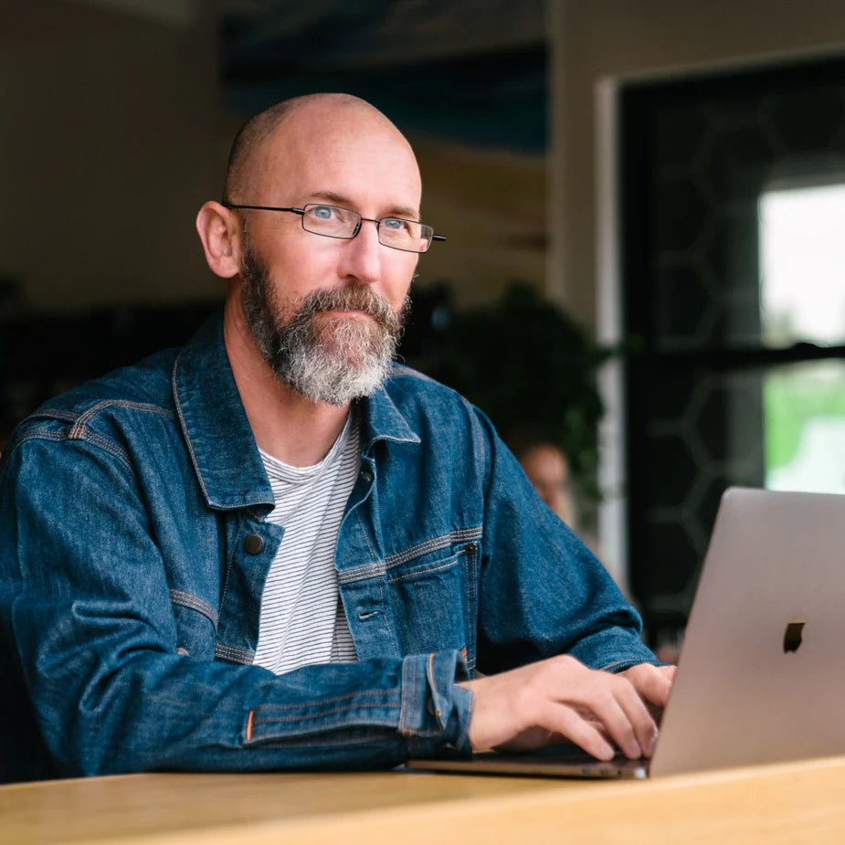 Flat-Fold ルーペの着用例。メガネ型ルーペ自体の通常の形状と快適な装着感を維持できます