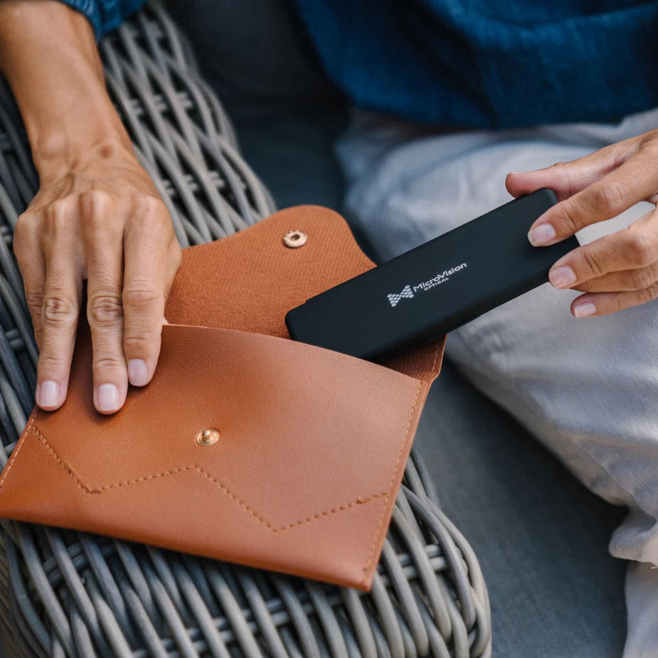 Flat Foldルーペの収納イメージ。約9.5mmの薄型ケースに収納可能で、持ち運びに最適。