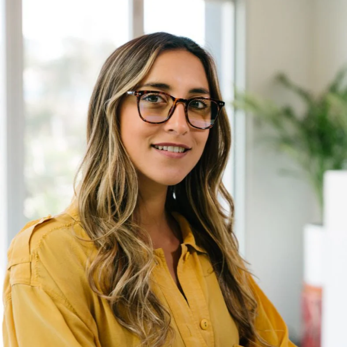 Futuraルーペ・3本セットの着用例。目を保護する機能、クリアな視界、スタイルを見事に兼ね備えたブルーライトカットルーペ