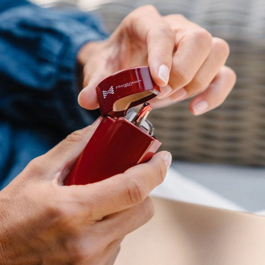 Executiveルーペのケースと開き方。コンパクトケースにすっきりと折りたため、外出時に最適