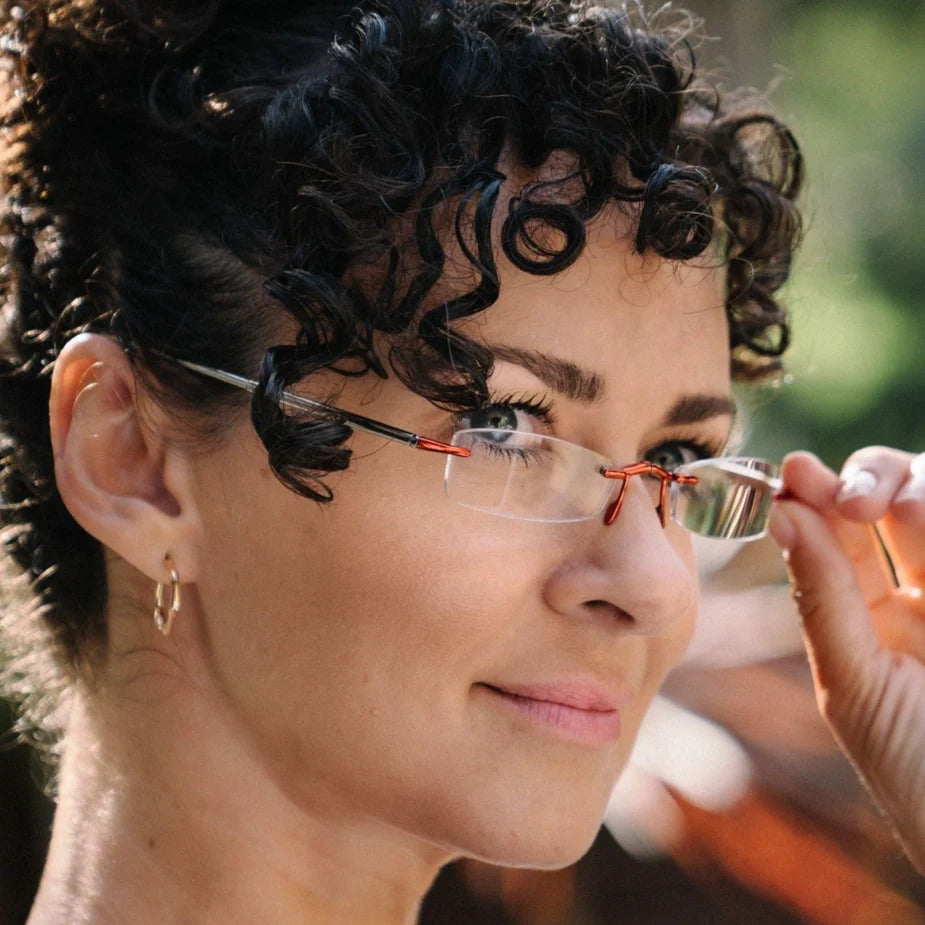 Executiveルーペの着用例。ビジネスバッグやスーツのポケットに収納しやすく、会議や出張時の携帯に便利です。