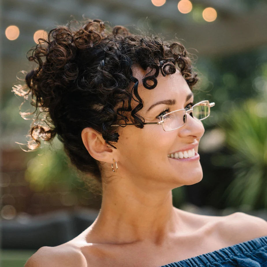 Flat-Fold ルーペの着用例。長期間の使用に耐えるステンレス製フレームを採用し心地よく使えます