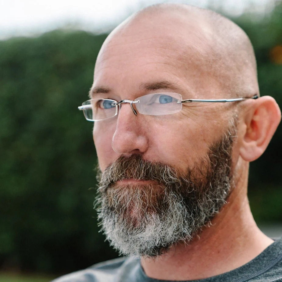 Executiveルーペの着用例。長時間の使用でも疲れにくい設計で、ビジネスシーンでの視認性を最適化します